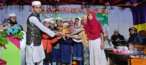 ২০২৫ সালের বিদায়ী শিক্ষার্থীবৃন্দ শিক্ষকদের সম্মাননা দিচ্ছেন